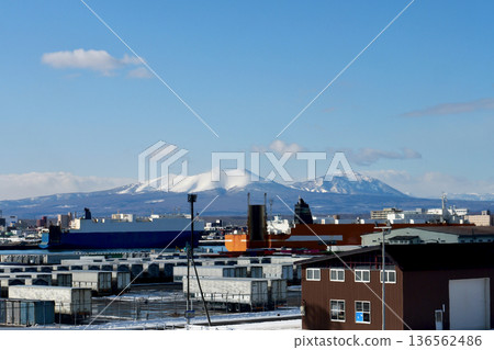 晴朗的冬日,從苫小牧西港眺望樽前岳 晴朗的冬日,從苫小牧西港眺望樽前岳 136562486