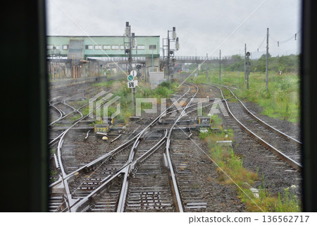 JR Hokkaido Hakodate Main Line: Scenery from the window of a local train from Neppin Station to Oshamanbe Station (Summer rain, 2023) 136562717