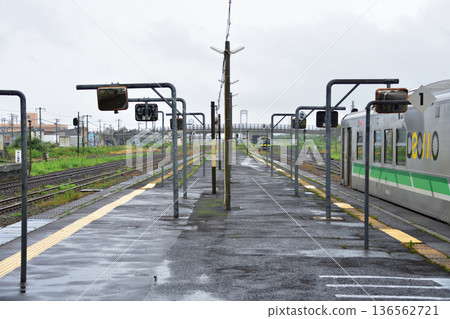 JR Hokkaido Hakodate Main Line: Scenery from the window of a local train from Neppin Station to Oshamanbe Station (Summer rain, 2023) 136562721