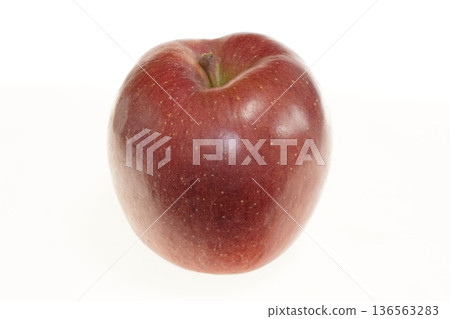 青森縣產的鮮紅色蘋果,散發著愛佳的香氣 青森縣產的鮮紅色蘋果,散發著愛佳的香氣 136563283