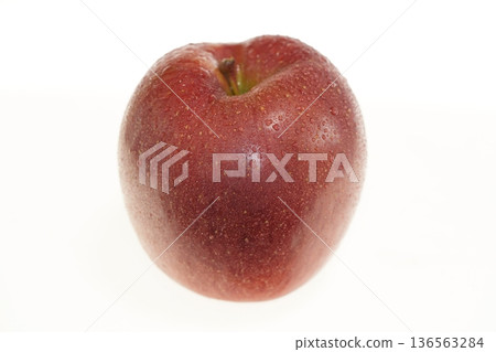 Bright red apples, Aika scent, from Aomori Prefecture Bright red apples, Aika scent, from Aomori Prefecture 136563284