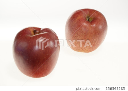 Bright red apples, Aika scent, from Aomori Prefecture Bright red apples, Aika scent, from Aomori Prefecture 136563285