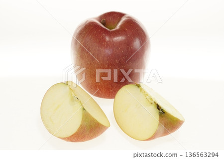 青森縣產的鮮紅色蘋果，散發著愛佳的香氣 136563294