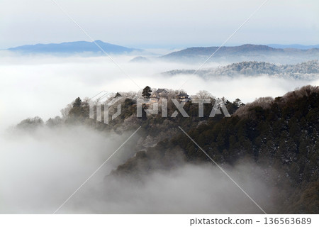 Winter sea of clouds and Bitchu Matsuyama Castle (mountain castle in the sky) 25105 136563689