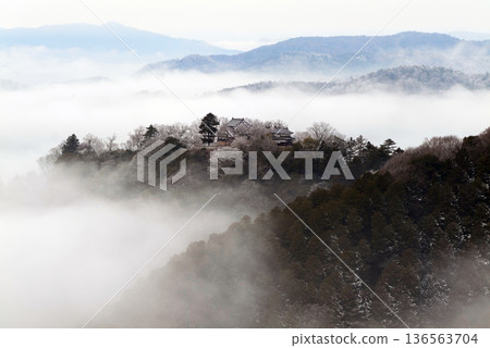 Winter sea of clouds and Bitchu Matsuyama Castle (mountain castle in the sky) 25532 Winter sea of clouds and Bitchu Matsuyama Castle (mountain castle in the sky) 25532 136563704