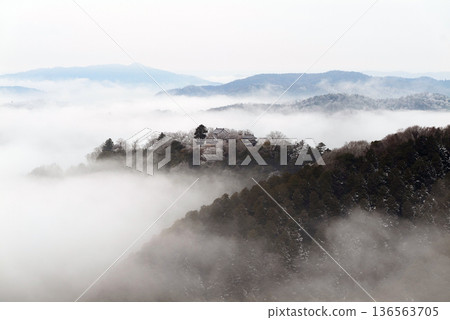 Winter sea of clouds and Bitchu Matsuyama Castle (mountain castle in the sky) 25537 Winter sea of clouds and Bitchu Matsuyama Castle (mountain castle in the sky) 25537 136563705