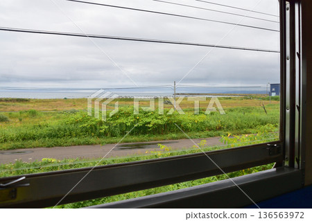 JR北海道函館本線：從山崎站到山越站的普通列車車窗外的風景（2023年夏雨） 136563972