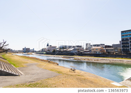 鴨川與京都當地街景 鴨川與京都當地街景 136563973