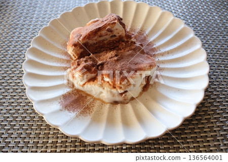 用餅乾和優格製成的提拉米蘇 用餅乾和優格製成的提拉米蘇 136564001