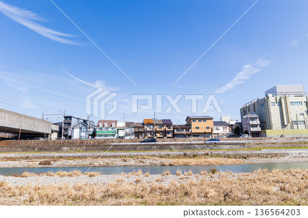 鴨川與京都當地街景 136564203