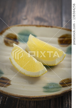 2個酸檸檬，切成小塊 136564256