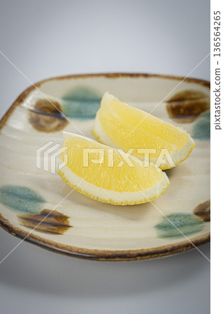 2個酸檸檬，切成小塊 136564265