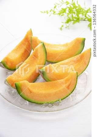 香甜可口的紅肉甜瓜 香甜可口的紅肉甜瓜 136564332