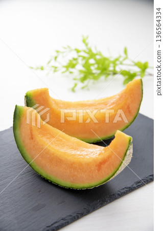 香甜可口的紅肉甜瓜 香甜可口的紅肉甜瓜 136564334