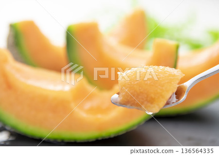 香甜可口的紅肉甜瓜 香甜可口的紅肉甜瓜 136564335