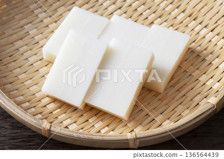 Square rice cakes 136564439