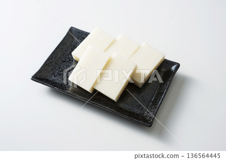 Square rice cakes 136564445