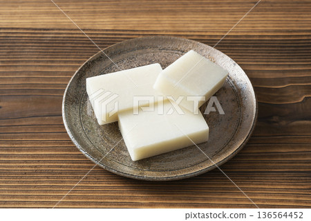 Square rice cakes 136564452