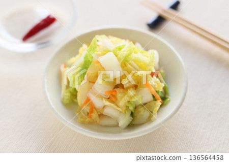 享用冬季蔬菜！醃漬大白菜 136564458