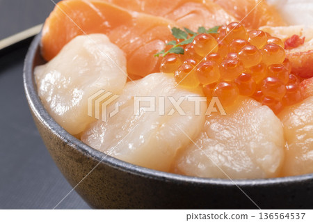 各種新鮮美味的生魚片 各種新鮮美味的生魚片 136564537