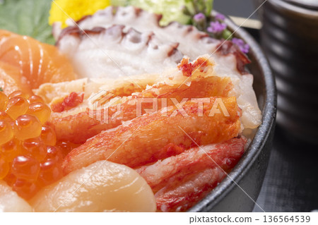 各種新鮮美味的生魚片 136564539