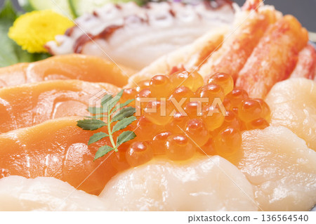 各種新鮮美味的生魚片 136564540