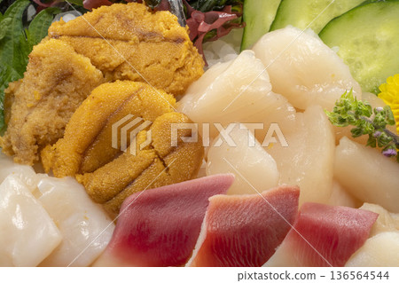 各種新鮮美味的生魚片 各種新鮮美味的生魚片 136564544