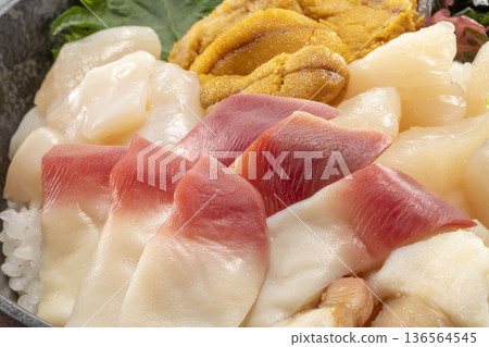 各種新鮮美味的生魚片 136564545