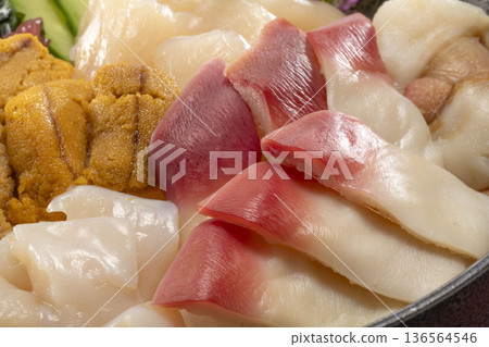 各種新鮮美味的生魚片 136564546