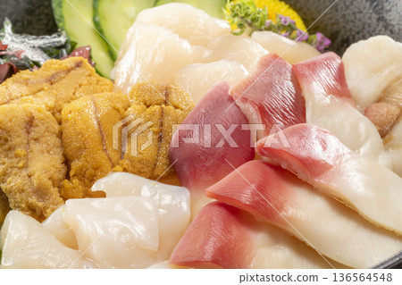 各種新鮮美味的生魚片 136564548