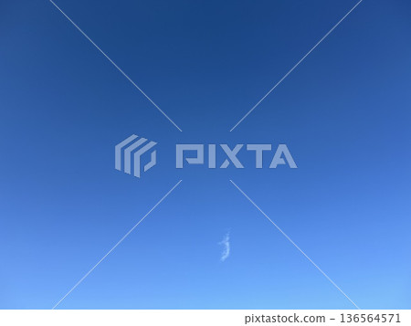 朵朵白雲漂浮在湛藍的天空。 朵朵白雲漂浮在湛藍的天空。 136564571