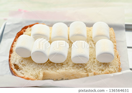 烤麵包片上放棉花糖 136564631