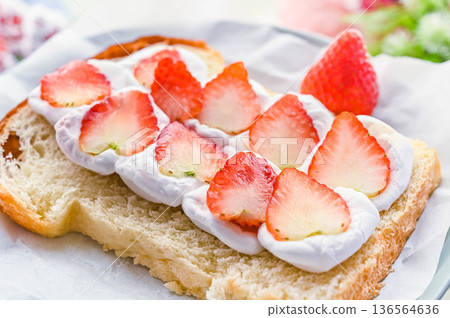 Marshmallow Strawberry Toast 136564636