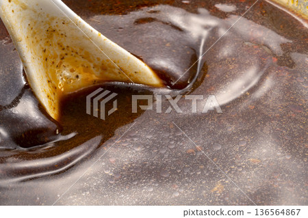 美味的日式拉麵湯 136564867