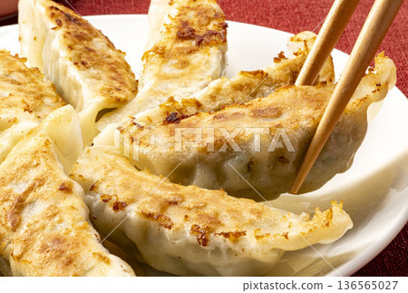 新鮮出爐的美味煎餃 新鮮出爐的美味煎餃 136565027