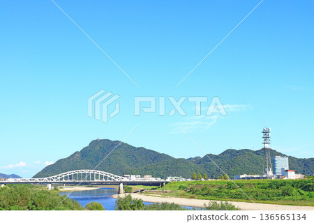 岐阜縣岐阜市中宿橋和金華山的風景 136565134