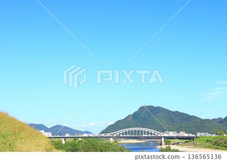 岐阜縣岐阜市中宿橋和金華山的風景 136565136