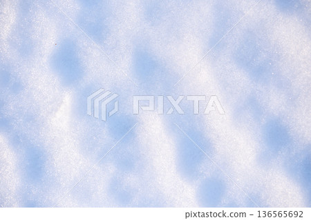 凹凸不平的雪紋 136565692