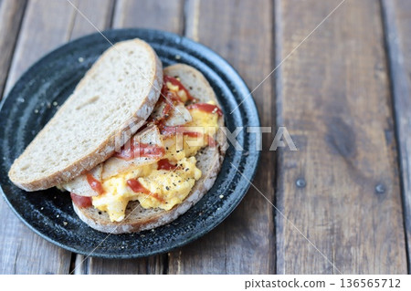 Berliner Landbrot sandwich: Scrambled egg sandwich on German rye bread 136565712