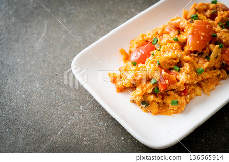 Stir-fried tomatoes with egg or Scrambled eggs with tomatoes 136565914