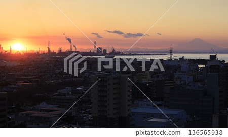 從千葉縣木更津市的君更津塔眺望夜幕下的木更津市、新日鐵鋼鐵廠和富士山。 從千葉縣木更津市的君更津塔眺望夜幕下的木更津市、新日鐵鋼鐵廠和富士山。 136565938
