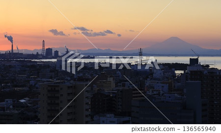 An evening view of Kisarazu city, the Nippon Steel steelworks, and Mt. Fuji from Kimisarazu Tower in Kisarazu, Chiba Prefecture 136565940