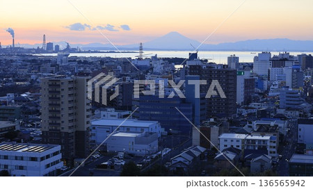 從千葉縣木更津市的君更津塔眺望夜幕下的木更津市、新日鐵鋼鐵廠和富士山。 從千葉縣木更津市的君更津塔眺望夜幕下的木更津市、新日鐵鋼鐵廠和富士山。 136565942