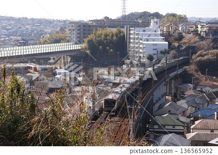 直通五頭山下的根岸線（神奈川縣橫濱市磯區杉田5丁目） 136565952