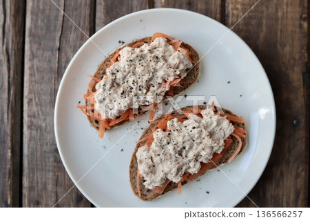 鮪魚胡蘿蔔開放式三明治,用的是柏林鄉村麵包(Berliner Landbrot),一種德國黑麥麵包。 鮪魚胡蘿蔔開放式三明治,用的是柏林鄉村麵包(Berliner Landbrot),一種德國黑麥麵包。 136566257