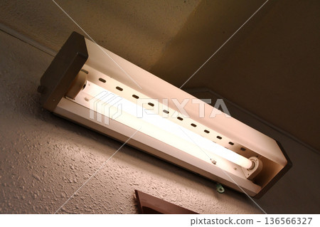 建築物內的復古螢光燈 建築物內的復古螢光燈 136566327