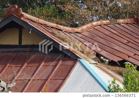 一棟破敗不堪、搖搖欲墜的廢棄房屋 一棟破敗不堪、搖搖欲墜的廢棄房屋 136566371