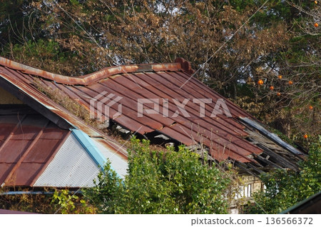 一棟破敗不堪、搖搖欲墜的廢棄房屋 一棟破敗不堪、搖搖欲墜的廢棄房屋 136566372