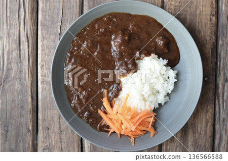 European-style beef curry with carrot rapée 136566588