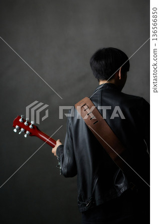 年輕男音樂家現場表演背影 136566850
